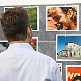Hombre mirando fotos en una pared